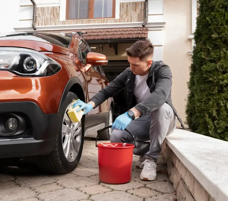 Lavage auto à domicile Sacy : professionnel intervenant sur un véhicule